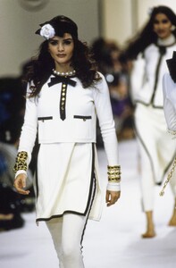 99398668_helena-christensen(6).thumb.jpg.cbece00a52deeecb797f18249f0f3389.jpg