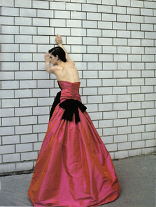 Ball_Gowns_Borthwick_Vogue_Italia_September_1995_06.thumb.jpg.94e3ec4fbdde0dae940a5b4d4712f5d4.jpg