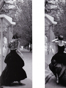 Ball_Gowns_Borthwick_Vogue_Italia_September_1995_07.thumb.jpg.7dc936a4e4619f9a31df1cfb39e02e95.jpg