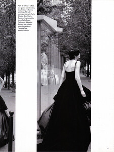 Ball_Gowns_Borthwick_Vogue_Italia_September_1995_08.thumb.jpg.5d1a391ada5686392f05aa81f640bd9e.jpg