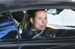 Behati-Prinsloo---Seen-arriving-with-husband-Adam-Levine-at-the-gym--01-586x389.jpg