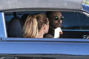 Behati-Prinsloo---Seen-arriving-with-husband-Adam-Levine-at-the-gym--02-586x392.jpg