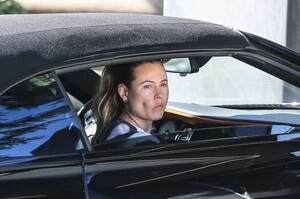 Behati-Prinsloo---Seen-arriving-with-husband-Adam-Levine-at-the-gym--03-586x390.jpg