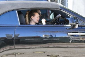Behati-Prinsloo---Seen-arriving-with-husband-Adam-Levine-at-the-gym--04-586x391.jpg