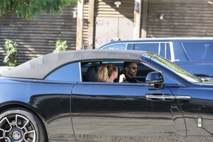 Behati-Prinsloo---Seen-arriving-with-husband-Adam-Levine-at-the-gym--05-586x391.jpg