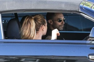 Behati-Prinsloo---Seen-arriving-with-husband-Adam-Levine-at-the-gym--06-586x390.jpg