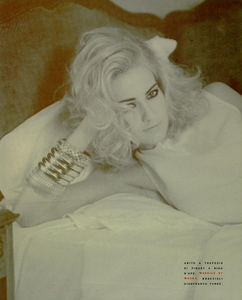 Charming-Lady-Demarchelier-Vogue-Italia-March-1991-05.thumb.png.ee6e1a464404445295b3ac4bc2783694.png