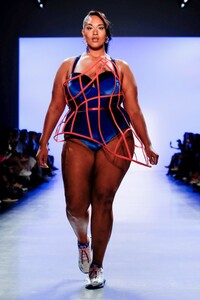Chromat-RTW-SS20-New-York-5343-1567913893.thumb.jpg.640c3d45d64405012a942b8ee134be24.jpg