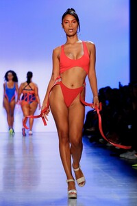 Chromat-RTW-SS20-New-York-5353-1567913913.thumb.jpg.71ef9ea87782cbdfcdf6b8de875819db.jpg