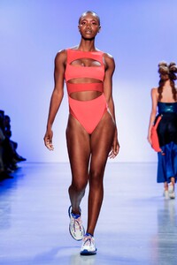 Chromat-RTW-SS20-New-York-5379-1567913989.thumb.jpg.128529849ee5c97915b49317ff90c7c9.jpg