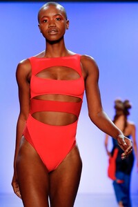 Chromat-RTW-SS20-New-York-5381-1567913991.thumb.jpg.c6ddd0e323decd63fd24c721c0c24596.jpg