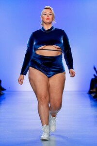 Chromat-RTW-SS20-New-York-5435-1567914134.thumb.jpg.11bda74dd47fd0cfc2aecfde2dc9c43a.jpg