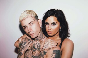 Demi-Lovato-by-Angelo-Kritikos-Photoshoot-2019-adds-05.thumb.jpg.793530ae520a7202ee31625e7d22fd56.jpg