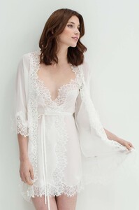 GirlandaSeriousDream_Lacy_silk_chiffon_and_lace_robe_ivory_bride.jpg