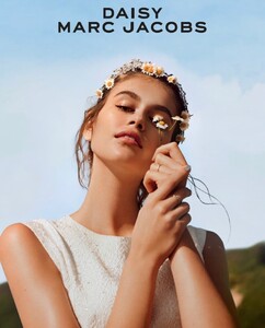 Kaia-Gerber-Daisy-Marc-Jacobs-Fragrance-Campaign.jpg