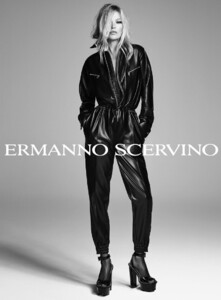 Kate-Moss-Ermanno-Scervino-Spring-2020-Campaign03.thumb.jpg.cada4851ebdea0cc962d65366f362be3.jpg