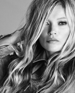 Kate-Moss-Ermanno-Scervino-Spring-2020-Campaign04.jpg