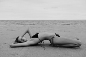 KimR_Beach4.thumb.jpg.7ed44a09ff972ea06607148de206d5d4.jpg