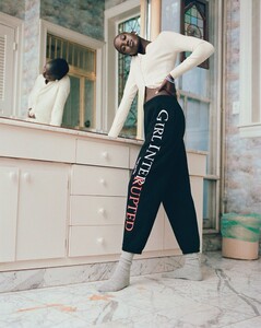 Marc-Jacobs-Girl-Interrupted-Campaign02.thumb.jpg.1b2beaefee20e9284fbce9ed0e5b933e.jpg