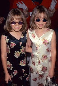 Mary-Kate-Ashley-Olsen-April-1997.jpg