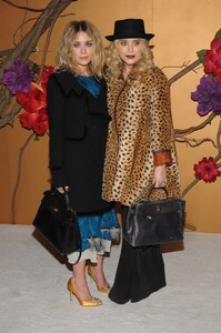 Mary-Kate-Ashley-Olsen-November-2009.jpg