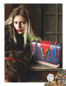 Meisel_Versace_Fall_Winter_19_20_01.thumb.png.f48d33bdd7a2305168ac9a45b69713c8.png