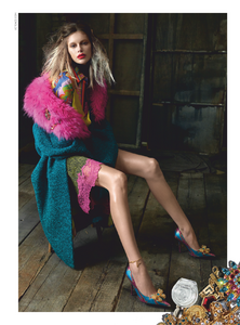 Meisel_Versace_Fall_Winter_19_20_06.thumb.png.22cfce968df2c1cee3bbbb215378b329.png