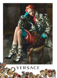 Meisel_Versace_Fall_Winter_19_20_07.thumb.png.5342ed57d426bdaa6e7342f818f89e48.png