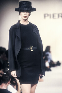 Pierre-Balmain-1994-Women-RTW-61.thumb.jpg.e1a0526887aaf0ee54d1d5171f56aa12.jpg