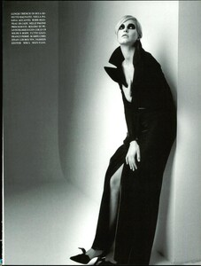 Saikusa_Vogue_Italia_September_1995_04.thumb.jpg.89e7a2d86b468568d5e10809442625c7.jpg