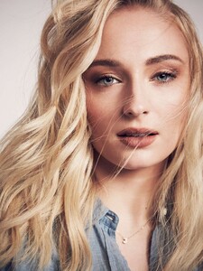 Sophie-Turner-by-John-Russo-2019-for-20th-Century-Fox-Portraits-16.jpg