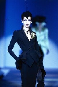 THIERRY-MUGLER-SPRING-1997-RTW-040.jpg