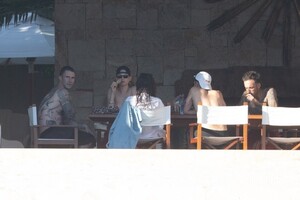 adam-levine-i-behati-prinsloo-06d2baa2f776179b1e80370e2a5dc4a2_gallery_single_view.jpg