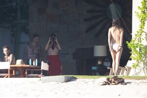 adam-levine-i-behati-prinsloo-64845a0849c44fad445d4403709faaf2_gallery_single_view.jpg