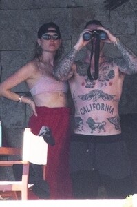 adam-levine-i-behati-prinsloo-7dfcf82cc752335adec58e31b40e71c3_gallery_single_view.jpg