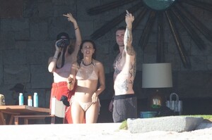 adam-levine-i-behati-prinsloo-81d7bb74379b332aa9f262975af99b9d_gallery_single_view.jpg