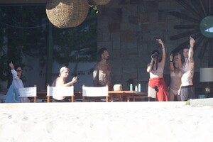 adam-levine-i-behati-prinsloo-c679c9d009524bdb43b5cd9db266a548_gallery_single_view.jpg