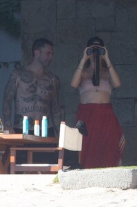 adam-levine-i-behati-prinsloo-ed1b637eced970e7054a120d4bd391ac_gallery_single_view.jpg
