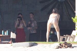adam-levine-i-behati-prinsloo-fcfb496aebcb3cf35fd5cd87f3ee46ae_gallery_single_view.jpg
