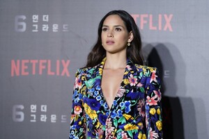 adria-arjona-6-underground-premiere-in-seoul-1.thumb.jpg.5117ca9f3d32c25d6066caa46b59cd6a.jpg