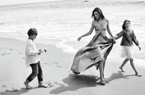 alessandra-ambrosio-avec-noah-et-anja.thumb.jpg.52c0922fb461b05a4df572c05c2acf8a.jpg