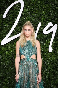 chiara-ferragni-fashion-awards-2019-red-carpet-in-london-2.jpg