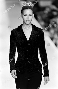 donna-karan-ready-to-wear-fall-1995-runway-new-york-shutterstock-editorial-10449599ah.jpg