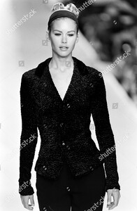 donna-karan-ready-to-wear-fall-1995-runway-new-york-shutterstock-editorial-10449599as.jpg