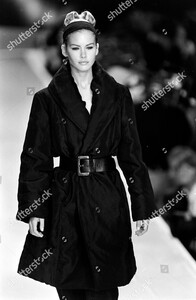donna-karan-ready-to-wear-fall-1995-runway-new-york-shutterstock-editorial-10449599di.jpg