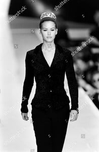 donna-karan-ready-to-wear-fall-1995-runway-new-york-shutterstock-editorial-10449599ee.jpg