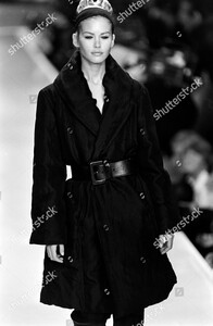 donna-karan-ready-to-wear-fall-1995-runway-new-york-shutterstock-editorial-10449599er.jpg