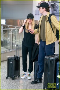 ellie-goulding-caspar-jopling-arrive-in-miami-03.jpg