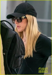 ellie-goulding-caspar-jopling-arrive-in-miami-06.jpg