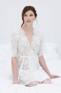 girlandaseriousdream_elizabeth_lace_robe_off_white_getting_ready.jpg